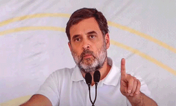 എൽഡിഎഫ് പ്രചാരണ പോസ്റ്ററുകളിലേക്ക് നോക്കുന്ന ഓരോ മലയാളിയും അപമാനിക്കപ്പെടുന്നു; പിണറായി വിജയനെ കടന്നാക്രമിച്ച് തൃശ്ശൂരിൽ രാഹുൽ ​ഗാന്ധി