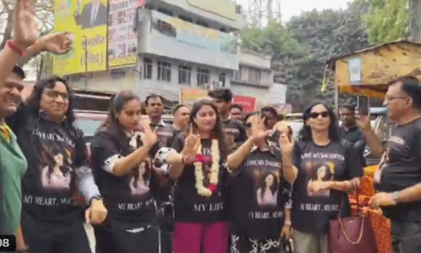 മകള്‍  വിവാഹമോചിതയായി: മധുര പലഹാരങ്ങള്‍ വിതരണം ചെയ്തും, വാദ്യമേള ആഘോഷത്തോടെ ​സ്വീകരണമൊരുക്കിയും ഒരച്ഛന്‍ 
