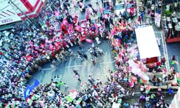 ജനമനസില്‍ കണ്ണുംനട്ട്‌...