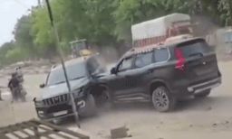 നടുറോഡിലെ അഴിഞ്ഞാട്ടം! ഗുരുഗ്രാമില്‍ എസ്യുവികള്‍ പരസ്പരം ഇടിച്ച് തകര്‍ത്ത് യുവാക്കള്‍, വന്‍ പ്രതിഷേധം
