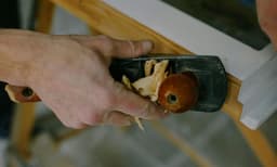 എഐ വരുമെന്ന ഒരു പേടിയും വേണ്ട...! 45 മിനിറ്റ് ജോലിക്ക് ആശാരി വാങ്ങിയത് 900 രൂപ; കൂലിപ്പണി തന്നെ ഉത്തമമെന്ന് ചര്ച്ച