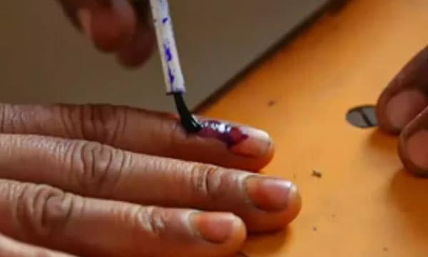 കേരളം വോട്ടിംഗ് തുടങ്ങി, ബൂത്തുകളില്‍ നീണ്ട ക്യൂ ; പ്രമുഖരില്‍ മുഖ്യമന്ത്രിയും സുരേഷ്‌ഗോപിയും മോഹന്‍ലാലും