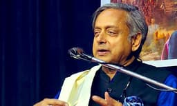 പത്ത് വര്‍ഷത്തെ ഭരണം മാറി പുതിയ ഭരണം വരും ; എന്‍ഡിഎ ഇത്തവണയും അക്കൗണ്ട് തുറക്കില്ലെന്ന് ശശി തരൂര്‍