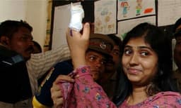 ശസ്ത്രക്രിയ കഴിഞ്ഞ വിരലിലെ കെട്ട് തടസ്സമായി; വോട്ടിനായി അഞ്ച് മണിക്കൂർ പോരാടി അക്ഷര, ഒടുവിൽ ജയം