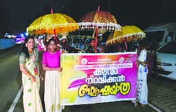 പുല്ലം വനം മഹാദേവ ദേവി ക്ഷേത്ര കളിയാട്ടത്തോടനുബന്ധിച്ച്‌ ഇന്നലെ നടന്ന കലവറ നിറക്കല്‍ ഘോഷയാത്ര.