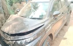 കാര്‍ നിയന്ത്രണം വിട്ട്‌ ഇടിച്ച്‌ വൈദ്യുതി പോസ്‌റ്റുകളും വീട്ടുമതിലും തകര്‍ന്നു