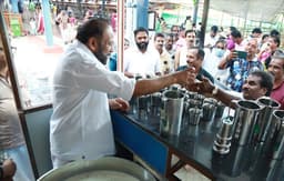 ഗുരുവായൂര്‍ ക്ഷേത്രനഗരിയില്‍   ഒരുക്കിയ   തണ്ണീര്‍ പന്തലില്‍ നിന്നും  ദേവസ്വം ചെയര്‍മാന്‍  എ.വി. ഗോപിനാഥ്‌  സംഭാര വിതരണം നടത്തി ഉദ്‌ഘാടനം നിര്‍വ്വഹിക്കുന്നു.