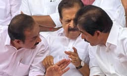  യു.ഡി.എഫ് കഷ്‌ടിച്ച്‌ ജയിച്ചാല്‍ മുഖ്യമന്ത്രി രമേശ്‌ ചെന്നിത്തല, വന്‍വിജയമെങ്കില്‍ കെ.സിയെന്നും അഭ്യൂഹം, മൗനം പാലിച്ച്‌ സതീശന്‍