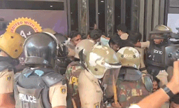 നിതിന്‍ രാജിന്റെ മരണം: അഞ്ചരക്കണ്ടി ഡെന്റല്‍ കോളെജില്‍ കെ.എസ്.യുവും പോലീസും തമ്മില്‍ ഏറ്റുമുട്ടല്‍, ആളിക്കത്തി പ്രതിഷേധം 


