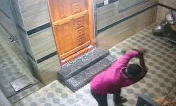 ഭാര്യയെ നോക്കി കുരച്ചു, മിണ്ടാപ്രാണിയോട് കൊടും ക്രൂരത; അയൽവാസിയുടെ വളർത്തു നായയെ ക്രൂരമായി തല്ലിച്ചതച്ച് യുവാവ്