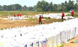 മൂന്നാം ആഴ്‌ചയും നെല്ല്‌ പാടത്തുതന്നെ വിഷുവിന്‌ ഉപവസിച്ച്‌ കര്‍ഷകര്‍