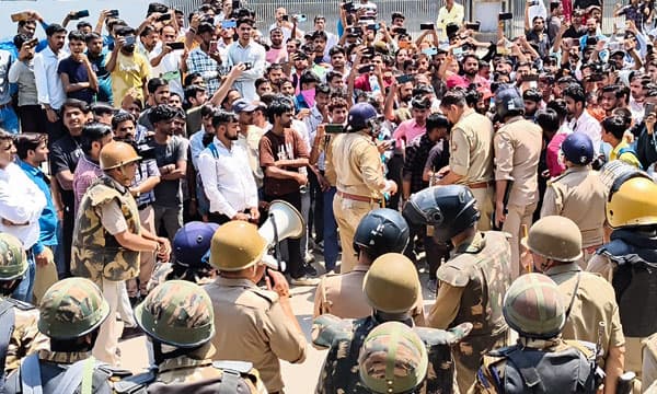 യുപിയിലെ തൊഴിലാളിസമരം: എംഎ ബേബി ഉള്‍പ്പെട്ട സിപിഐഎം സംഘത്തെ യുപി പോലീസ് വഴിയില്‍ തടഞ്ഞു