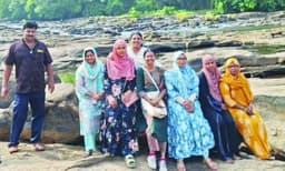 വാല്‍പ്പാറ അപകടം: ആംബുലന്‍സ് മലപ്പുറത്തേക്ക് തിരിച്ചു ; അമ്പലപ്പറമ്പ് ഹയര്‍സെക്കണ്ടറി സ്‌കൂളില്‍ പൊതുദര്‍ശനം