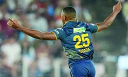 കൊല്‍ക്കത്തയെ 
എറിഞ്ഞിട്ടു