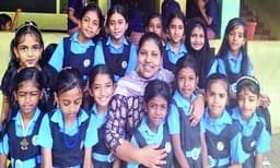 'നമ്മള്‍ നെയ്ും വസന്തം മായരുതെങ്ങും...'പാതിയില്‍ നിലച്ച ആശ ടീച്ചറുടെ പാട്ട്‌