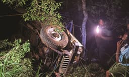 ഇടുക്കി നാരകക്കാനത്ത്‌ ജീപ്പ്‌ മറിഞ്ഞ്‌ സ്ത്രീയ്ക്കും ആറ് മാസം പ്രായമായ കുഞ്ഞിനും ദാരുണാന്ത്യം 