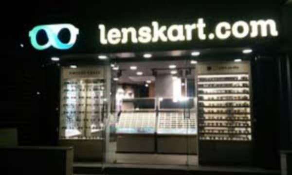 ലെൻസ്കാർട്ട് വിവാദം: ജോലിക്കാർക്ക് ബലമായി തിലകം ചാർത്തി ബിജെപി