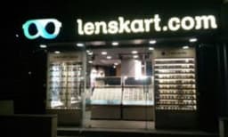 ലെൻസ്കാർട്ട് വിവാദം: ജോലിക്കാർക്ക് ബലമായി തിലകം ചാർത്തി ബിജെപി