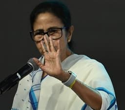 ഐ-പാക് മമതയ്ക്ക് തിരിച്ചടിയാവുന്നു; ജനാധിപത്യത്തെ അപകടത്തിലാക്കുന്നുവെന്ന് കോടതി