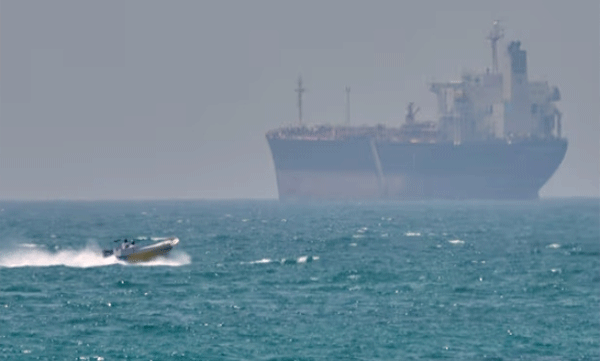 ഭീതി ഒഴിയാതെ ഹോർമുസ്  ; രണ്ടു കപ്പലുകൾ പിടിച്ചെടുത്ത് ഇറാൻ;  കപ്പലുകളിലൊന്ന് ഗുജറാത്തിലേക്കു പുറപ്പെട്ടത്


