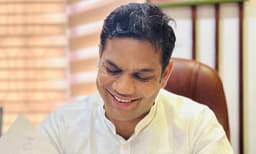  മുഖ്യമന്ത്രിസ്ഥാനത്തെ ചൊല്ലി സൈബര്‍ പോര്; മടുത്ത് മീഡിയ സെല്‍ ചുമതല ഒഴിയാന്‍ ഹൈബി ഈഡന്‍ 