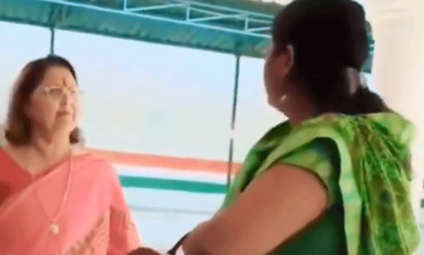 സ്‌കൂളില്‍ നിന്ന് പുസ്തകങ്ങള്‍ വാങ്ങാന്‍ വിസമ്മതിച്ച് രക്ഷിതാവ്: ഇറങ്ങിപ്പോകാന്‍ ആക്രോശിച്ച് പ്രിന്‍സിപ്പല്‍, വീഡിയോ വൈറലാകുന്നു
