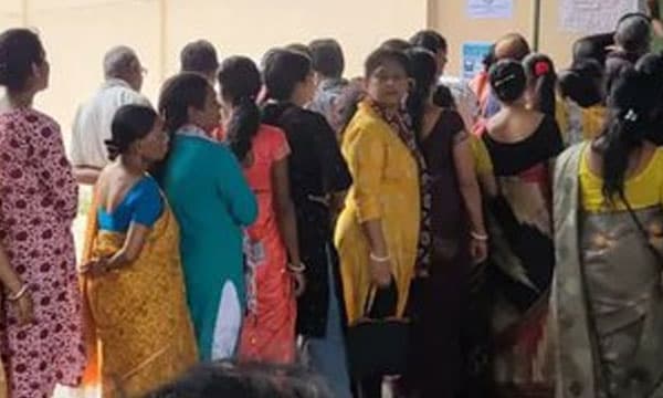 രണ്ടാം ഘട്ടത്തില് 142 മണ്ഡലങ്ങള് വിധിയെഴുതുന്നു ; ബംഗാളില് വോട്ടെടുപ്പ് ആരംഭിച്ചു