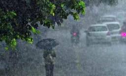 സംസ്ഥാനത്ത് വേനല്‍മഴയ്‌ക്കൊപ്പം അപ്രതീക്ഷിത കൊടുങ്കാറ്റും ഇടിമിന്നലും ; ഭീതിജനിപ്പിച്ച് ശക്തമായ കോണ്‍വെക്ടീവ് സ്‌റ്റോം
