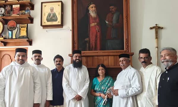 രാജാ രവി വർമ്മ വരച്ച അമൂല്യമായ എണ്ണച്ചായ ചിത്രത്തിനരികെ അശ്വതി തിരുനാൾ ​ഗൗരിലക്ഷ്മി ബായി തമ്പുരാട്ടി. പഴയ സെമിനാരി മാനേജർ ഫാ.ജോബിൻ വർ​ഗീസ്,  ഫാ.തോമസ് കുര്യൻ മരോട്ടിപ്പുഴ, ഷാജി ഏബ്ര​​ഹാം, ജയ്സൺ ടി വർ​ഗീസ് എന്നിവർ സമീപം.