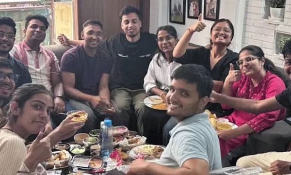 ബോസും തൊഴിലാളികളും ഒരുമിച്ചിരുന്ന് ഉച്ചഭക്ഷണം: ഓഫീസിലെ മനോഹര കാഴ്ച പങ്കുവച്ച് യുവ സംരംഭക
