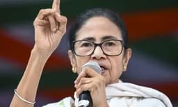 'പശ്ചിമബംഗാളില്‍ നിയമസഭാ തെരഞ്ഞെടുപ്പില്‍ തോറ്റത് ജനവിധി മൂലമല്ല, ഗൂഡാലോചന' ; മുഖ്യമന്ത്രിസ്ഥാനം രാജിവയ്ക്കില്ലെന്ന് മമതാ ബാനര്‍ജി