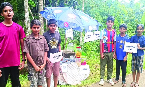 വഴിയോരത്ത് പാനീയക്കട തുടങ്ങി, സംഭാരവും തണ്ണിമത്തന്‍, പൈനാപ്പിള്‍ ജ്യൂസും ; മണലുങ്കലിലെ കുട്ടികള്‍ തിരക്കിലാണ് 