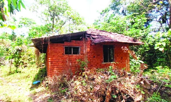ഇടാട്, ഇലപ്പള്ളി, കണ്ണിക്കല്‍, പൊട്ടന്‍ പടിമല, മുതിയാമല പ്രേതഭൂമി...! കൃഷിയിടവും വീടും സ്ഥലവും ഉപേക്ഷിച്ച് ആളുകള്‍ കൂട്ടത്തോടെ മലയിറങ്ങുന്നു 
