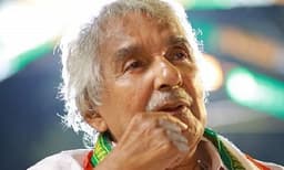 ഉമ്മൻ‌ചാണ്ടിയുടെ ഫ്ലക്സ് കീറിയെറിഞ്ഞതു ഇടതുപക്ഷമോ കോൺഗ്രസ് അണികളുടെ അത്യാവേശമോ?