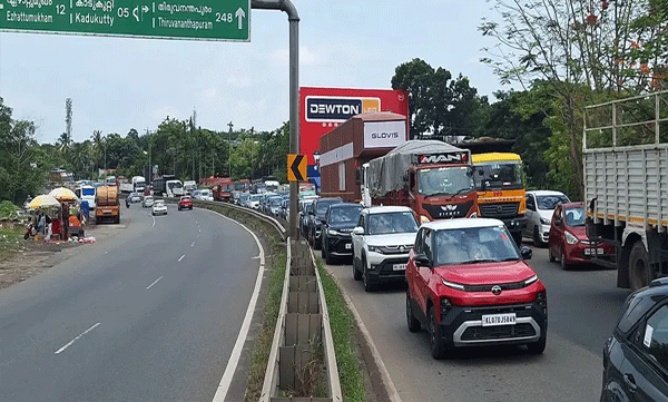ചാലക്കുടി പാലം വീണ്ടും അടച്ചു; ദേശീയപാതയിൽ വൻ ഗതാഗതക്കുരുക്ക്, വലഞ്ഞ് യാത്രക്കാര്‍
