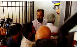 കണ്ണൂർ ജില്ലാ പൊലീസ് സഹകരണ സംഘത്തിലെ നിയമന പരീക്ഷയിൽ അപേക്ഷിച്ച ചിലർക്ക് ഹാൾ ടിക്കറ്റ് ലഭിച്ചില്ല;  കെ.എസ്.യു പ്രതിഷേധം