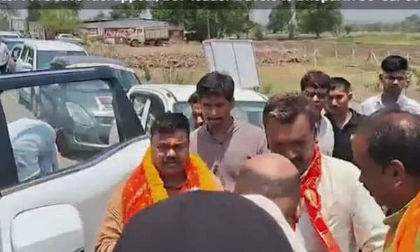 ഇന്ധനം ലാഭിക്കാന് പ്രധാനമന്ത്രി രാജ്യത്തോട് പറഞ്ഞു ; ബിജെപി നേതാവ് യാത്ര നടത്തിയത് 50 അകമ്പടി വാഹനവുമായി
