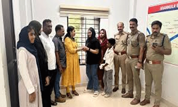 കിട്ടിയത് മകളെ നീറ്റ് പരീക്ഷയ്ക്ക് കൊണ്ടുപോയി മടങ്ങുമ്പോൾ ബസ് സ്റ്റാൻഡിൽ വച്ച്, സ്വർണമാല തിരിച്ചേൽപ്പിച്ച് മാതൃകയായി യുവതി