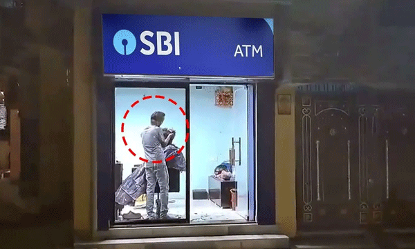 ഇത് ഇന്ത്യയാണ് ഇവിടെ ഇങ്ങനെയാണ് ഭായ്! എസ്ബിഐ എടിംഎം ഇനി ഹെയര്‍ സലൂണ്‍, പൊട്ടിച്ചിരിച്ച് സോഷ്യല്‍ മീഡിയ
