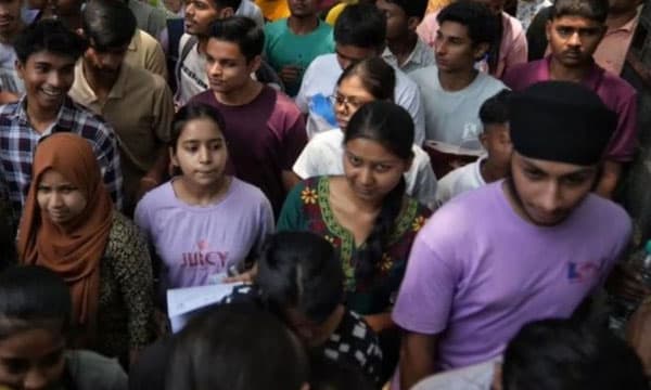 കേരളത്തില്‍ പഠിക്കുന്ന മകന്‍ അയച്ചു കൊടുത്ത 'ഗസ് പേപ്പര്‍' ; 204 ചോദ്യങ്ങളില്‍ 135 ഉത്തരങ്ങളും ശരി ; നീറ്റ് ചോര്‍ച്ച പുറത്തുകൊണ്ടുവന്നത് ഹോസ്റ്റല്‍ ഉടമ! 