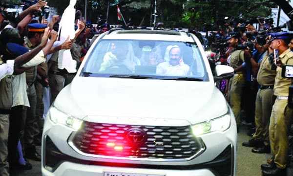 ഇനി മുഖ്യമന്ത്രിക്ക് മുന്നിലും പിന്നിലും മാത്രം വാഹനം ; വാഹനവ്യൂഹം വെണ്ടെന്ന് വി.ഡി. സതീശന്
