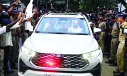 ഇനി മുഖ്യമന്ത്രിക്ക് മുന്നിലും പിന്നിലും മാത്രം വാഹനം ; വാഹനവ്യൂഹം വെണ്ടെന്ന് വി.ഡി. സതീശന്‍