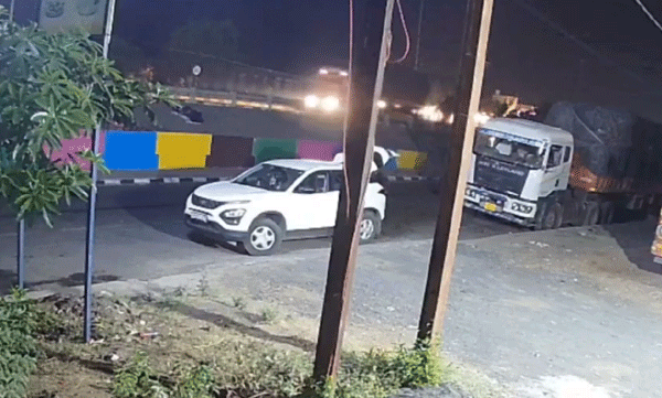 ലോറി ഡ്രൈവറെ വാള്‍തലപ്പില്‍ നിര്‍ത്തി ഭീഷണി മുഴക്കി ഡീസല്‍ മോഷണം: ഞെട്ടിക്കുന്ന ദൃശ്യങ്ങള്‍ പുറത്ത് 
