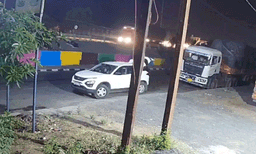 ലോറി ഡ്രൈവറെ വാള്‍തലപ്പില്‍ നിര്‍ത്തി ഭീഷണി മുഴക്കി ഡീസല്‍ മോഷണം: ഞെട്ടിക്കുന്ന ദൃശ്യങ്ങള്‍ പുറത്ത് 
