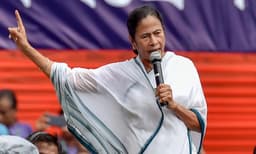 'പോകേണ്ടവര്‍ക്ക് പോകാം,ഞാന്‍ പാര്‍ട്ടി പുതുതായി കെട്ടിപ്പടുക്കും, പാര്‍ട്ടി പുനരുജ്ജീവിപ്പിക്കണം​‍; മത്സരിച്ച സ്ഥാനാര്‍ഥികളോട് മമത ബാനര്‍ജി
