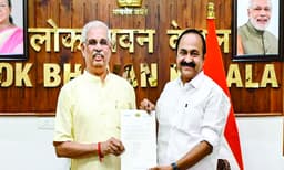 'സത്യപ്രതിജ്‌ഞാവേദിയില്‍ മുഖ്യമന്ത്രിയും മന്ത്രിമാരും ചീഫ്‌ സെക്രട്ടറിയും മതി' ,നിബന്ധനയുമായി ലോക്‌ഭവന്‍ 
