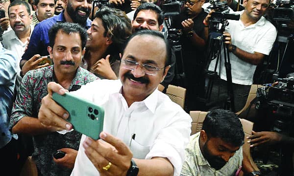 വി.ഡി. സതീശന്‍ സര്‍ക്കാര്‍ ഇന്ന് സ്റ്റാര്‍ട്ടാകും ; സത്യപ്രതിജ്ഞ ഇന്ന് രാവിലെ 10-ന് 