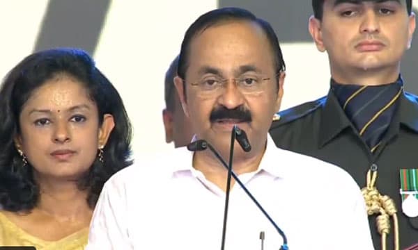 വി.ഡി. സതീശന്‍ സത്യപ്രതിജ്ഞ ചെയ്തു അധികാരമേറ്റു ; ഇനി ടീം യുഡിഎഫി​ന്റെ കാലം