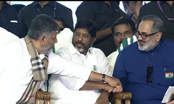 സത്യപ്രതിജ്ഞാവേദി രാഷ്ട്രീയ സൗഹാര്‍ദ്ദ വേദി ; ചരിത്ര നിമിഷത്തിന് സാക്ഷ്യം വഹിച്ച് പ്രതിപക്ഷവും