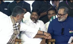 സത്യപ്രതിജ്ഞാവേദി രാഷ്ട്രീയ സൗഹാര്‍ദ്ദ വേദി ; ചരിത്ര നിമിഷത്തിന് സാക്ഷ്യം വഹിച്ച് പ്രതിപക്ഷവും